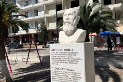Albaania-Nicolae-Iorga-Monument